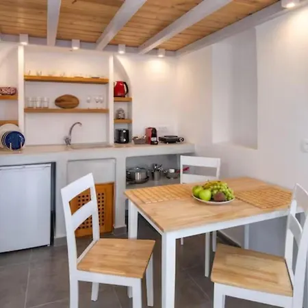 Petit Village * ثيرا